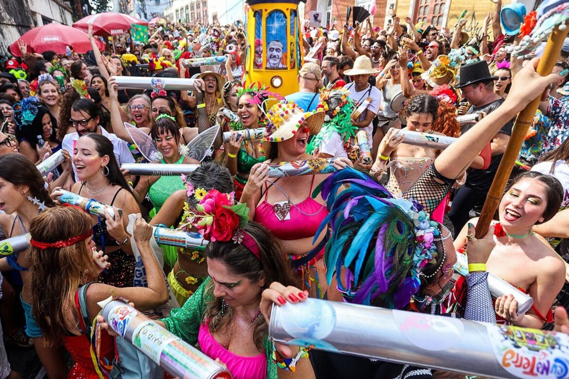 uso de meias de compressão no carnaval previnem desconfortos e problemas circulatórios